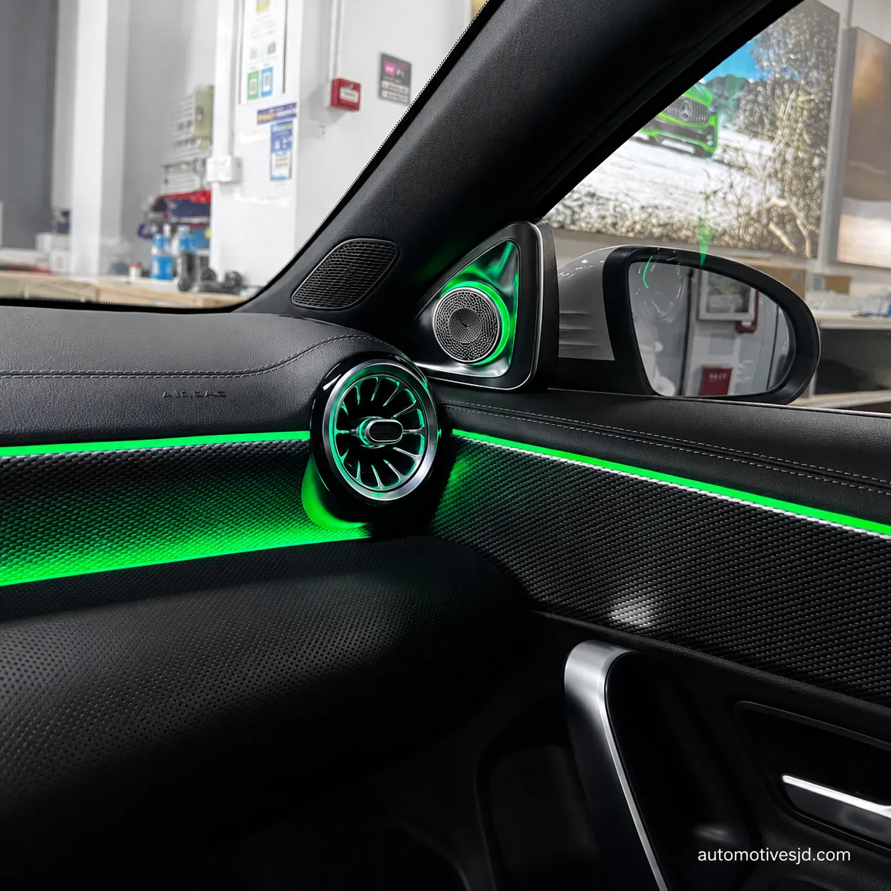 C118 CLA front tweeter ambient light effect