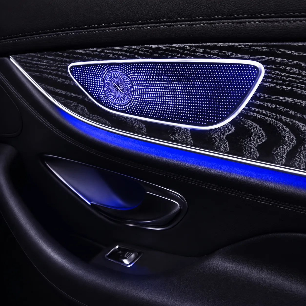 C257 CLS four-door illuminated midrange cover effect