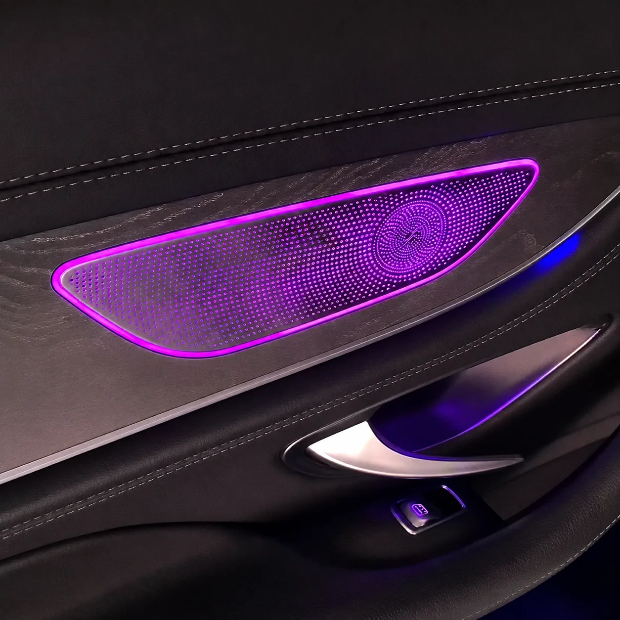 C257 CLS four-door illuminated midrange cover effect