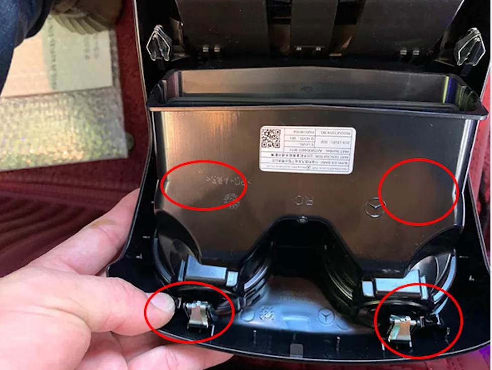 Mercedes W213 rear turbine air vent retention clips outward release diagram